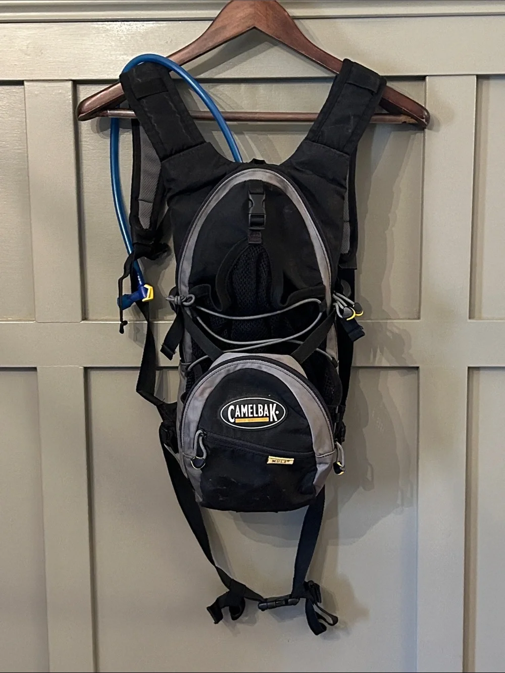 Camelbak M.U.L.E. Hydration Backpack 2 Liter 70 Oz Bladder Outdoor Hiking Bike